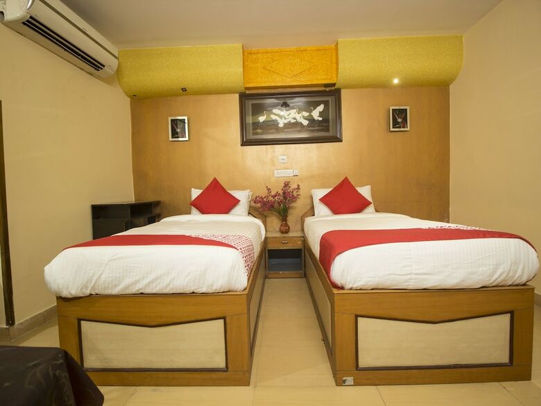 Oyo 16041 Hotel Golden Moments