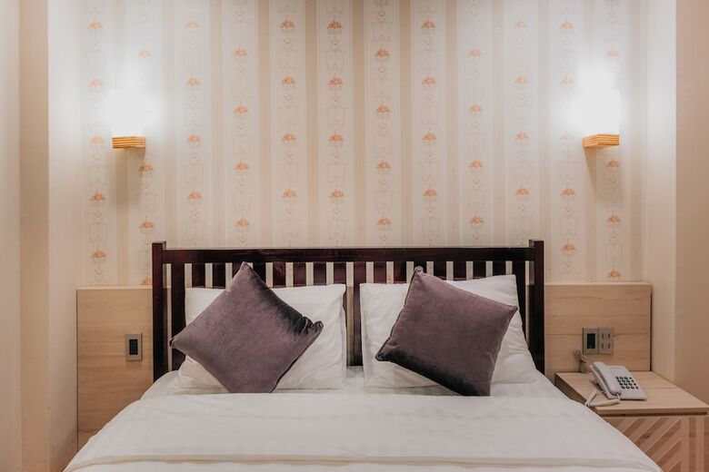 Silent Night Dem Lanh Hotel