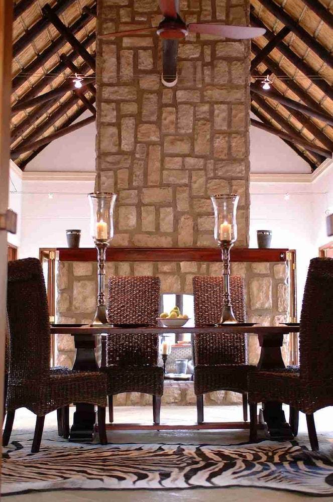 Posada Shumbalala Game Lodge