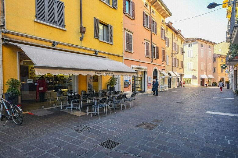 Desenzanoloft: Yellow Apartment