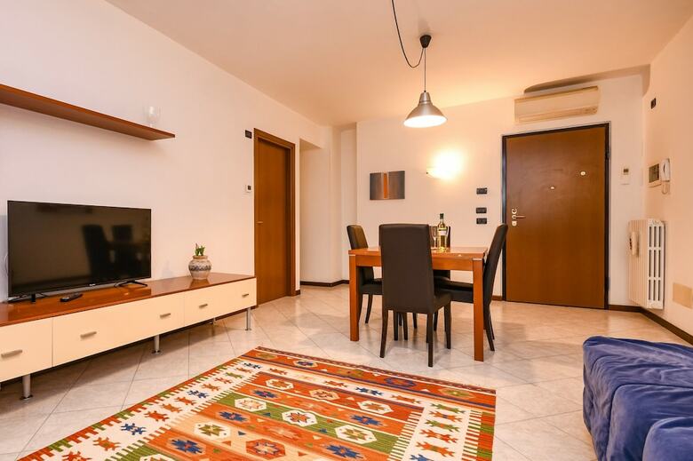 Desenzanoloft: Yellow Apartment