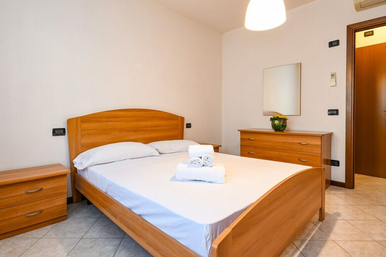 Desenzanoloft: Yellow Apartment