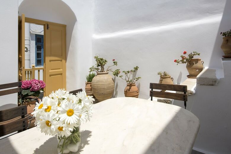 Villa Erato Traditional Town House