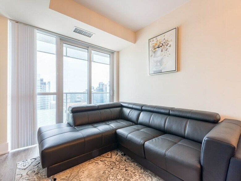 Toronto Rooms And Suites (300 Front St)