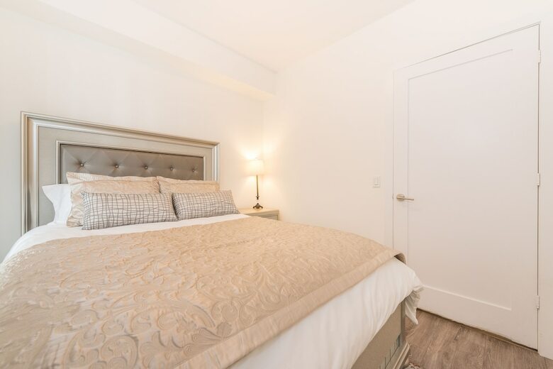 Toronto Rooms And Suites (300 Front St)
