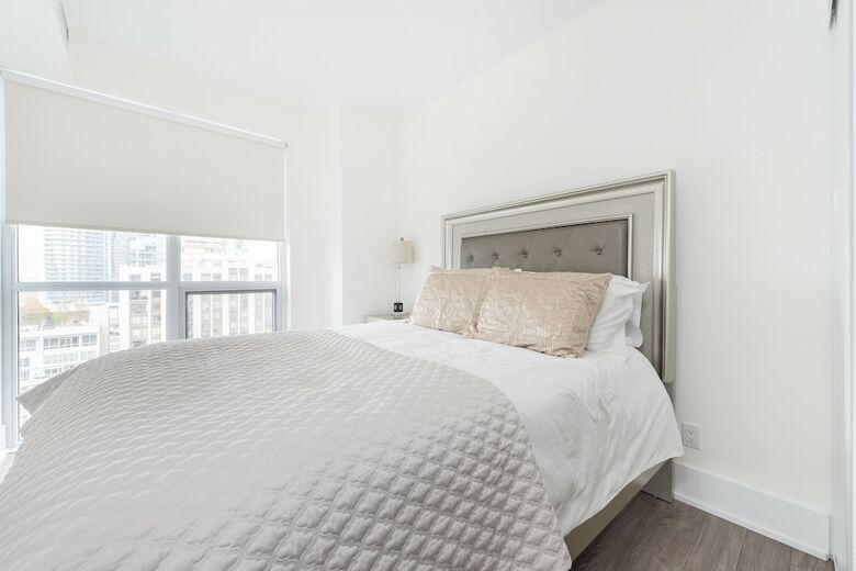 Toronto Rooms And Suites (300 Front St)