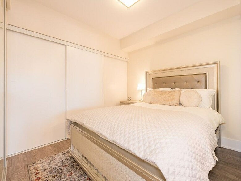 Toronto Rooms And Suites (300 Front St)