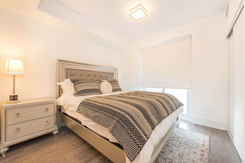 Toronto Rooms And Suites (300 Front St)