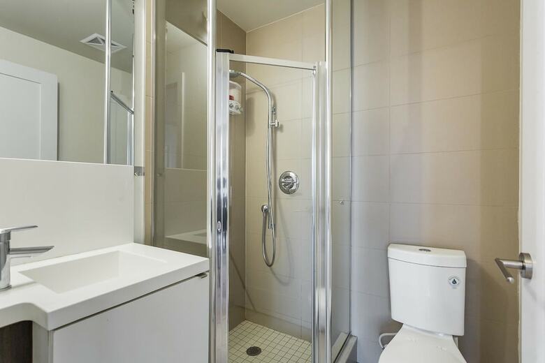 Toronto Rooms And Suites (300 Front St)