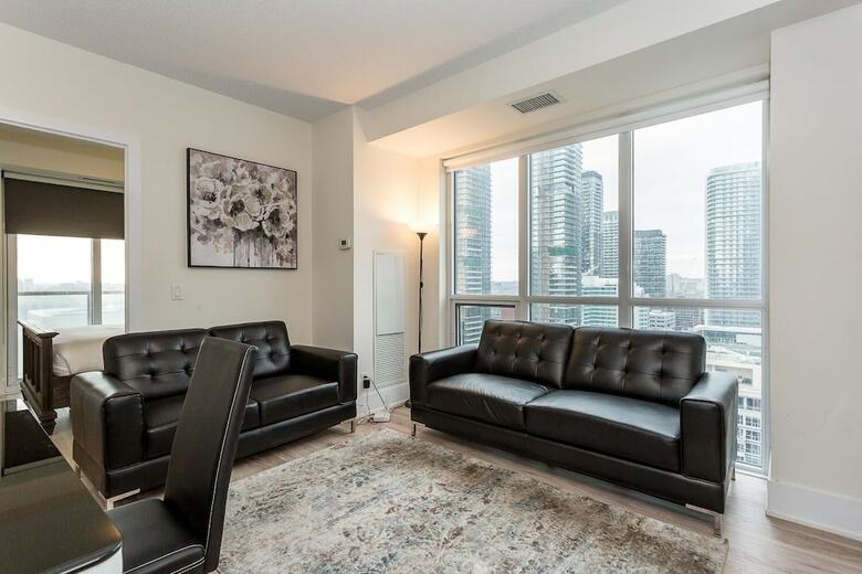 Toronto Rooms And Suites (300 Front St)