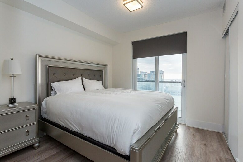 Toronto Rooms And Suites (300 Front St)