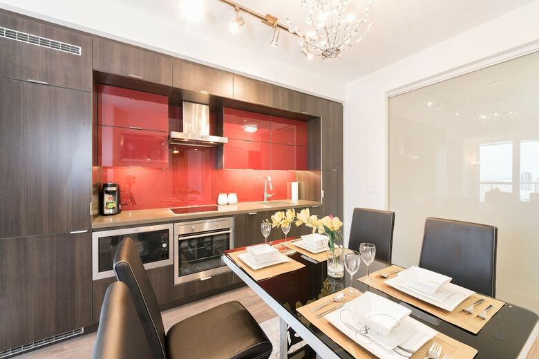 Toronto Rooms And Suites (300 Front St)