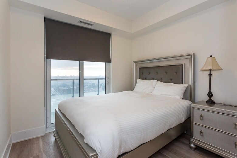 Toronto Rooms And Suites (300 Front St)