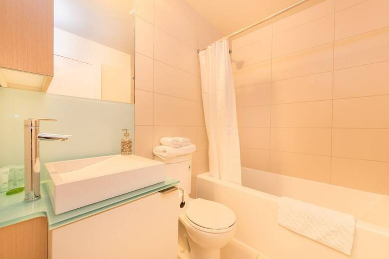 Toronto Rooms And Suites (300 Front St)