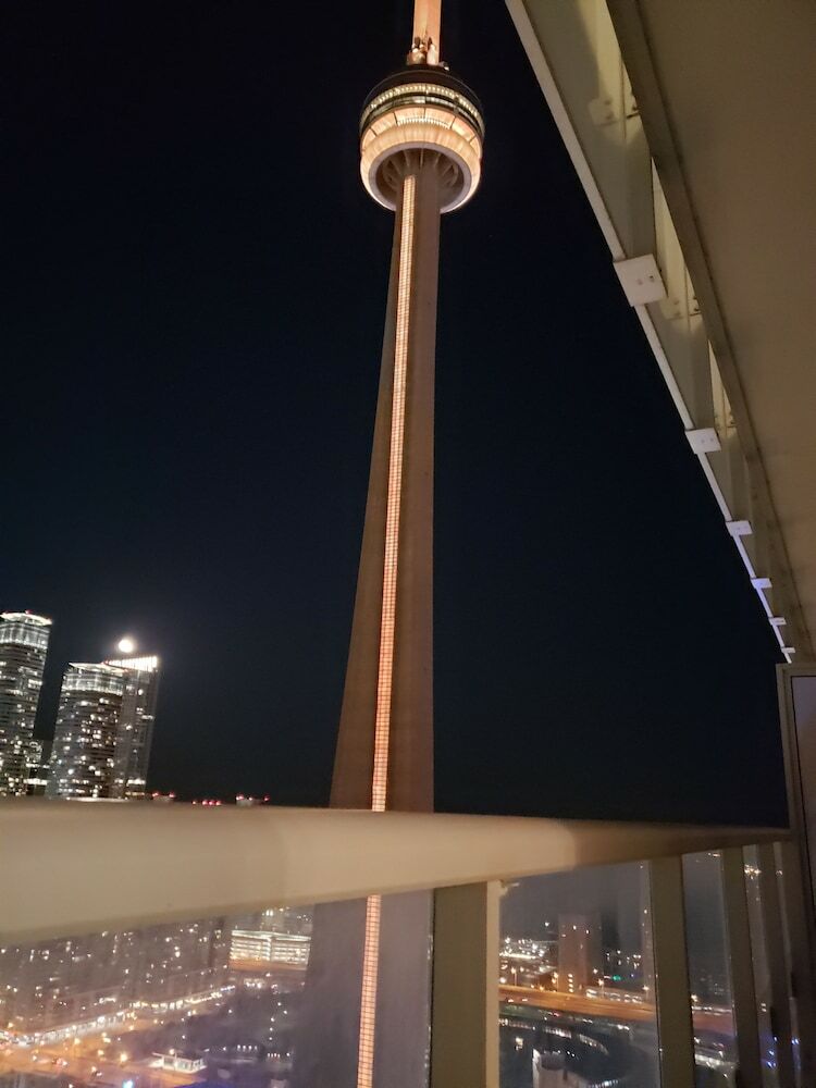Toronto Rooms And Suites (300 Front St)