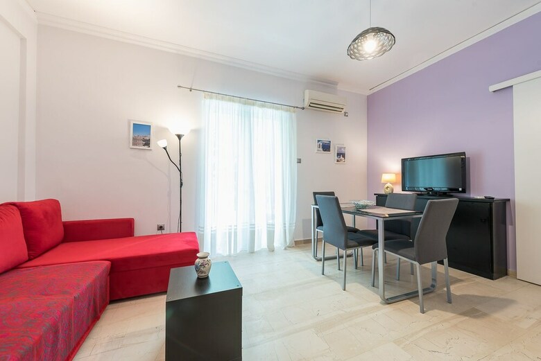 Central & Cozy Apartment With Balcony