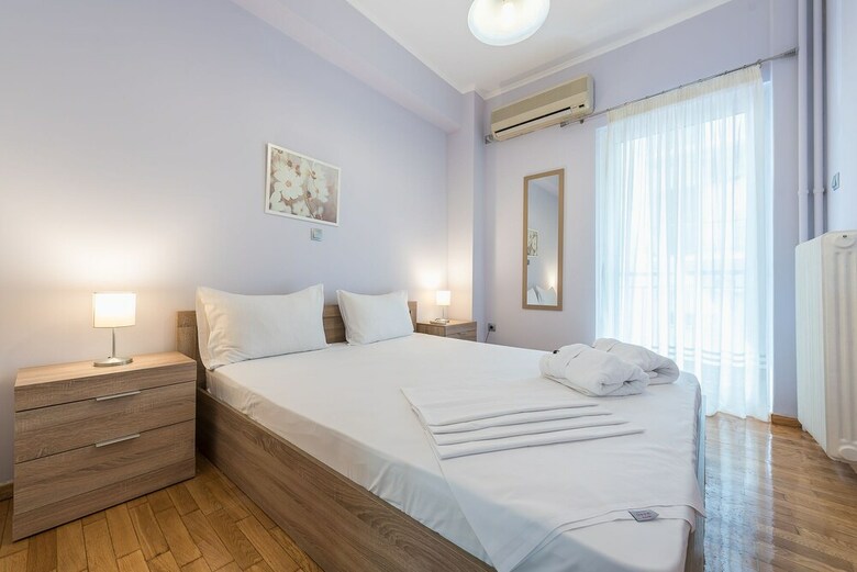 Central & Cozy Apartment With Balcony
