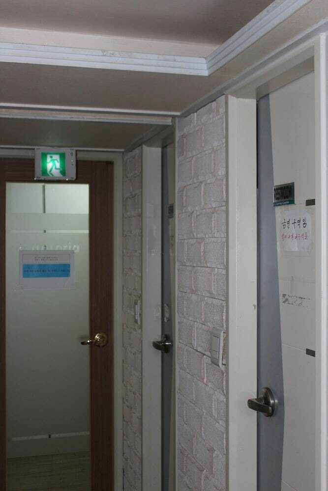 Hotel Living Castle Single Room