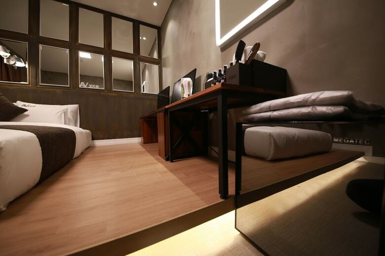 Avenue Hotel