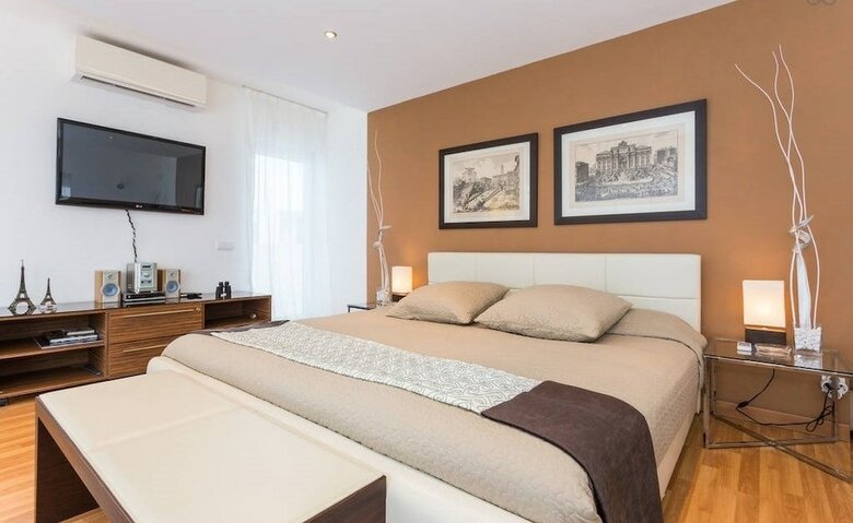 The Lake Villa Mountains & Sea View