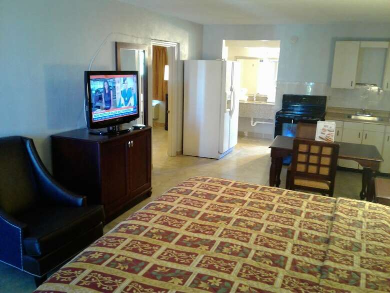 Hotel Express Inn And Suites