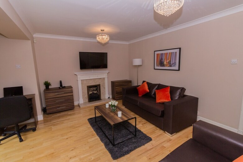 Luxury 5 Bed House In Windsor