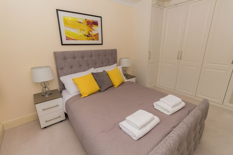 Luxury 5 Bed House In Windsor