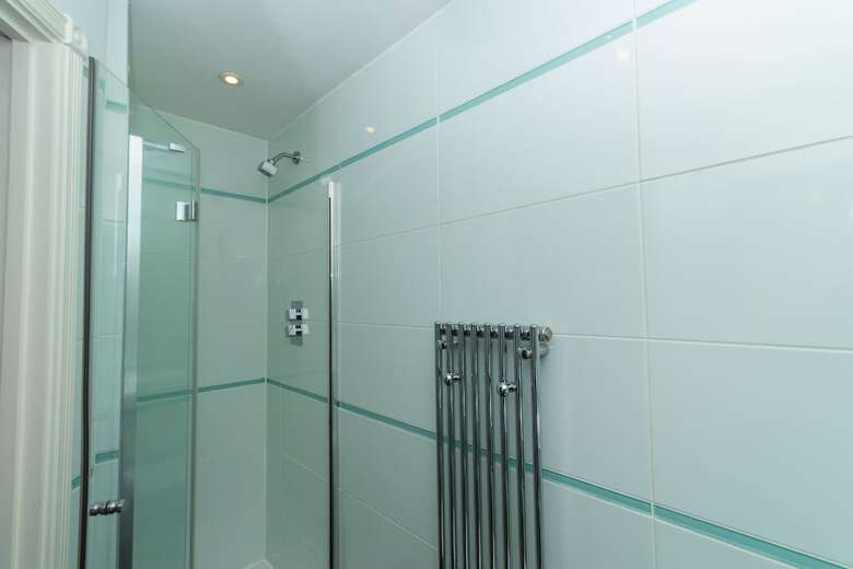Luxury 5 Bed House In Windsor
