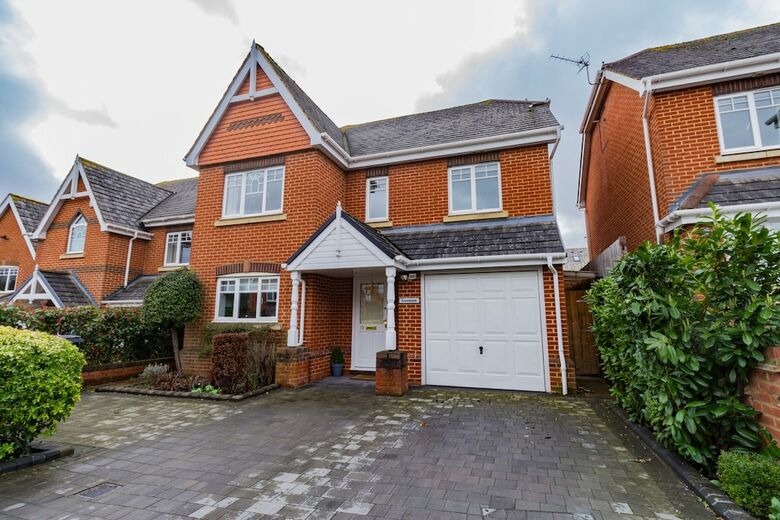 Luxury 5 Bed House In Windsor