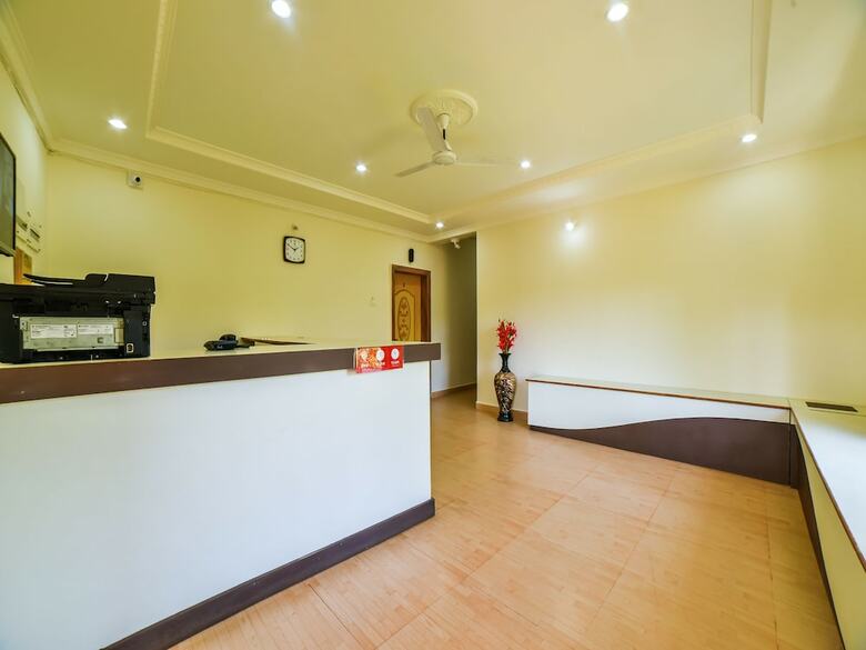 Oyo 28139 Hotel Empire
