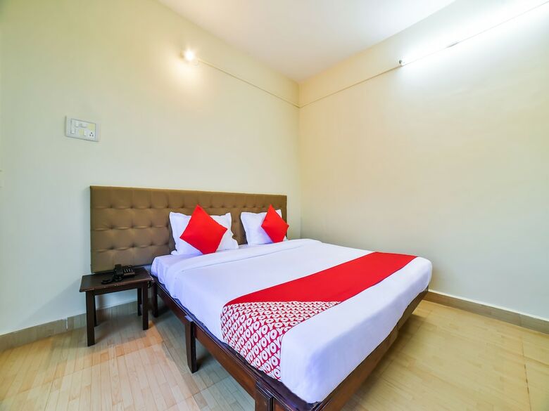 Oyo 28139 Hotel Empire