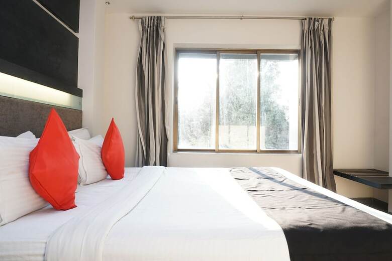 Capital O 28762 Skylark Business Hotel