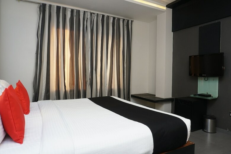 Capital O 28762 Skylark Business Hotel