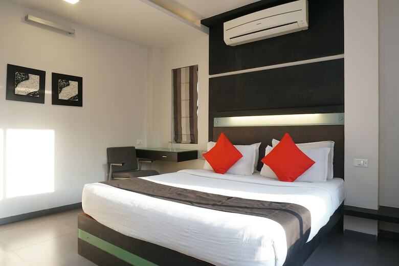 Capital O 28762 Skylark Business Hotel