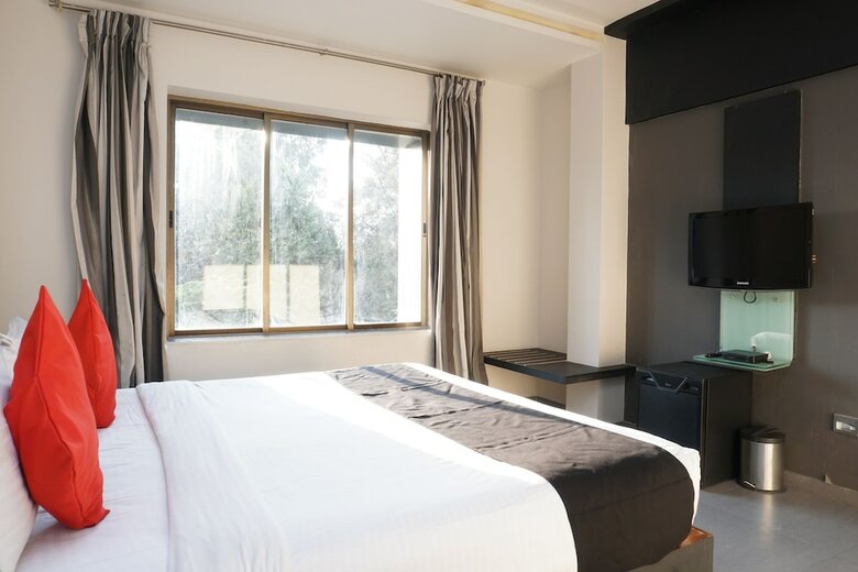 Capital O 28762 Skylark Business Hotel