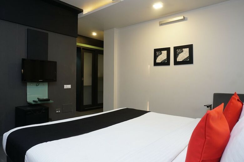 Capital O 28762 Skylark Business Hotel