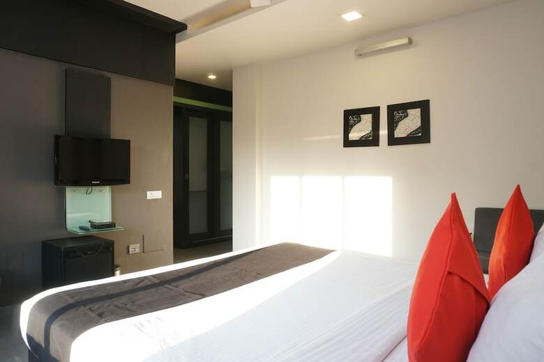Capital O 28762 Skylark Business Hotel