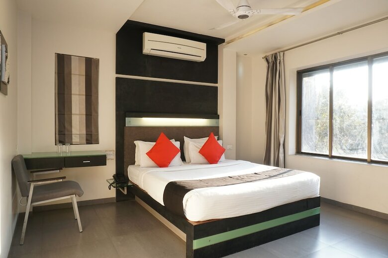 Capital O 28762 Skylark Business Hotel