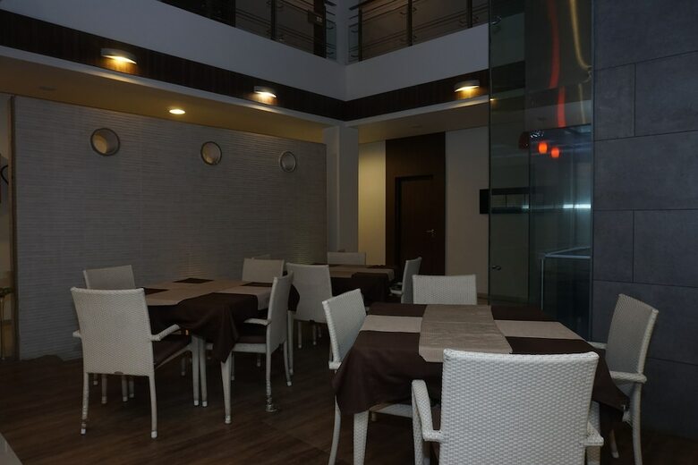 Capital O 28762 Skylark Business Hotel