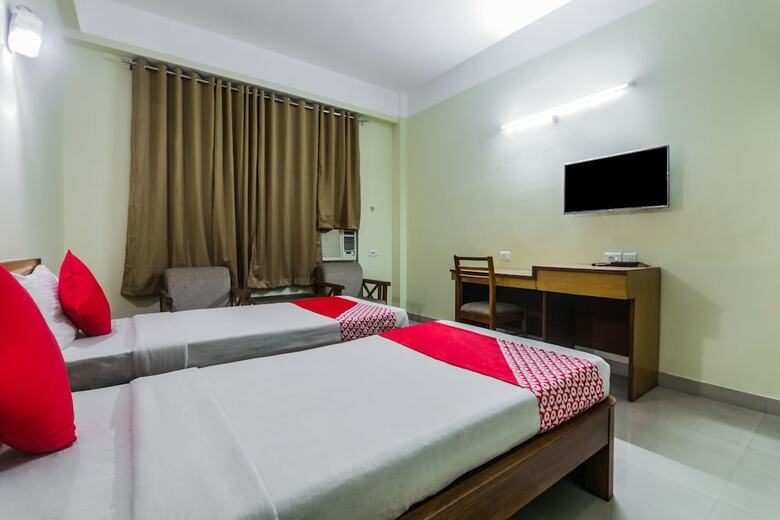 Oyo 26683 Earl Grey Hotel