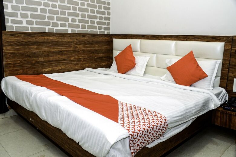 Oyo 23178 Hotel Raj Mandir