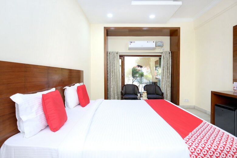 Oyo 12767 Hotel Grand Chinar