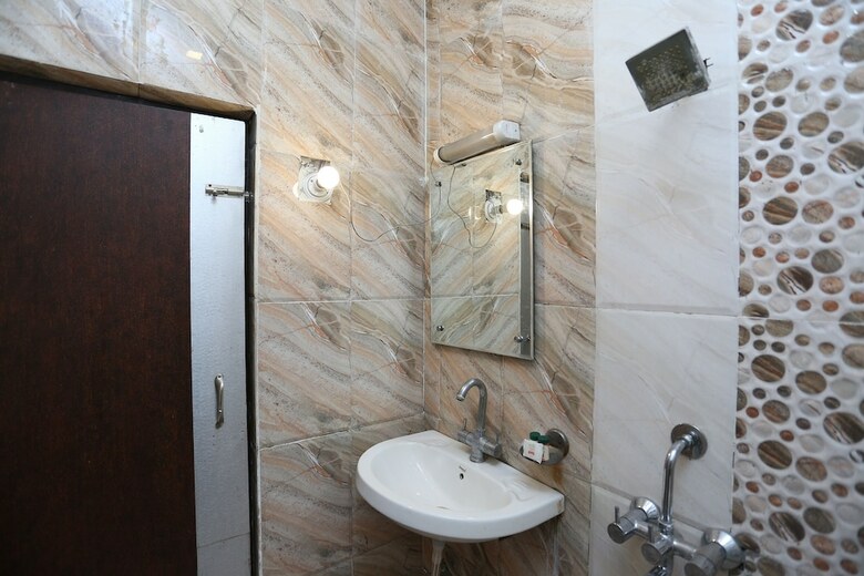 Hotel Oyo 23733 Surya Continental
