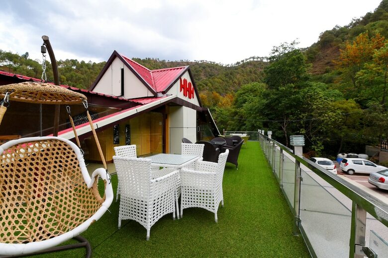 Oyo 14177 Hotel Hhh