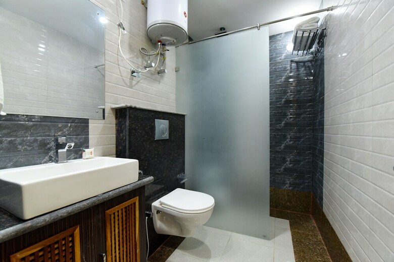 Oyo 14177 Hotel Hhh