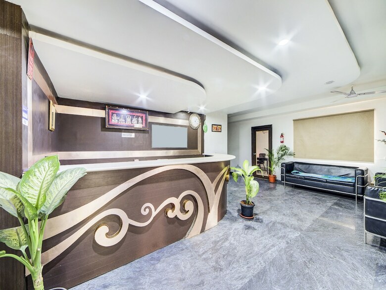 Hotel Oyo 28033 Pradha Grand