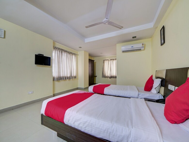Hotel Oyo 28033 Pradha Grand