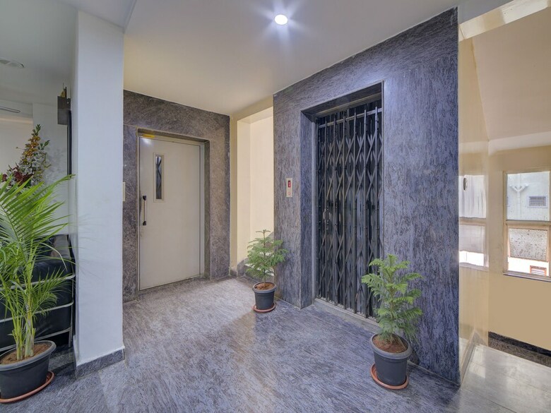 Hotel Oyo 28033 Pradha Grand