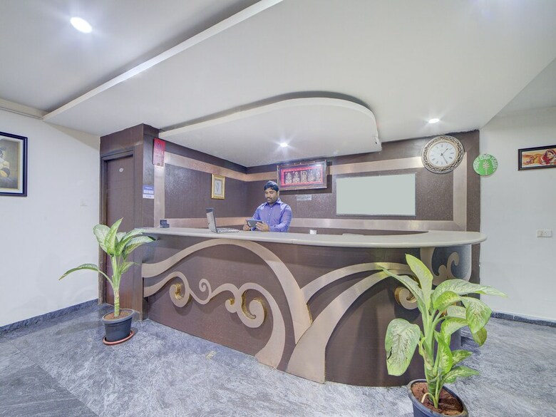 Hotel Oyo 28033 Pradha Grand