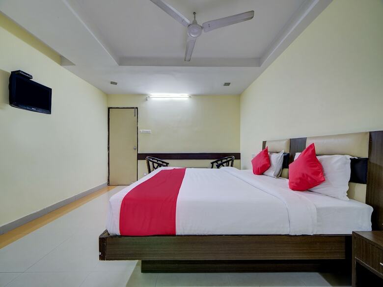 Hotel Oyo 28033 Pradha Grand